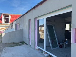Lipóti sorház fehér műanyag nyílászárói közelről
